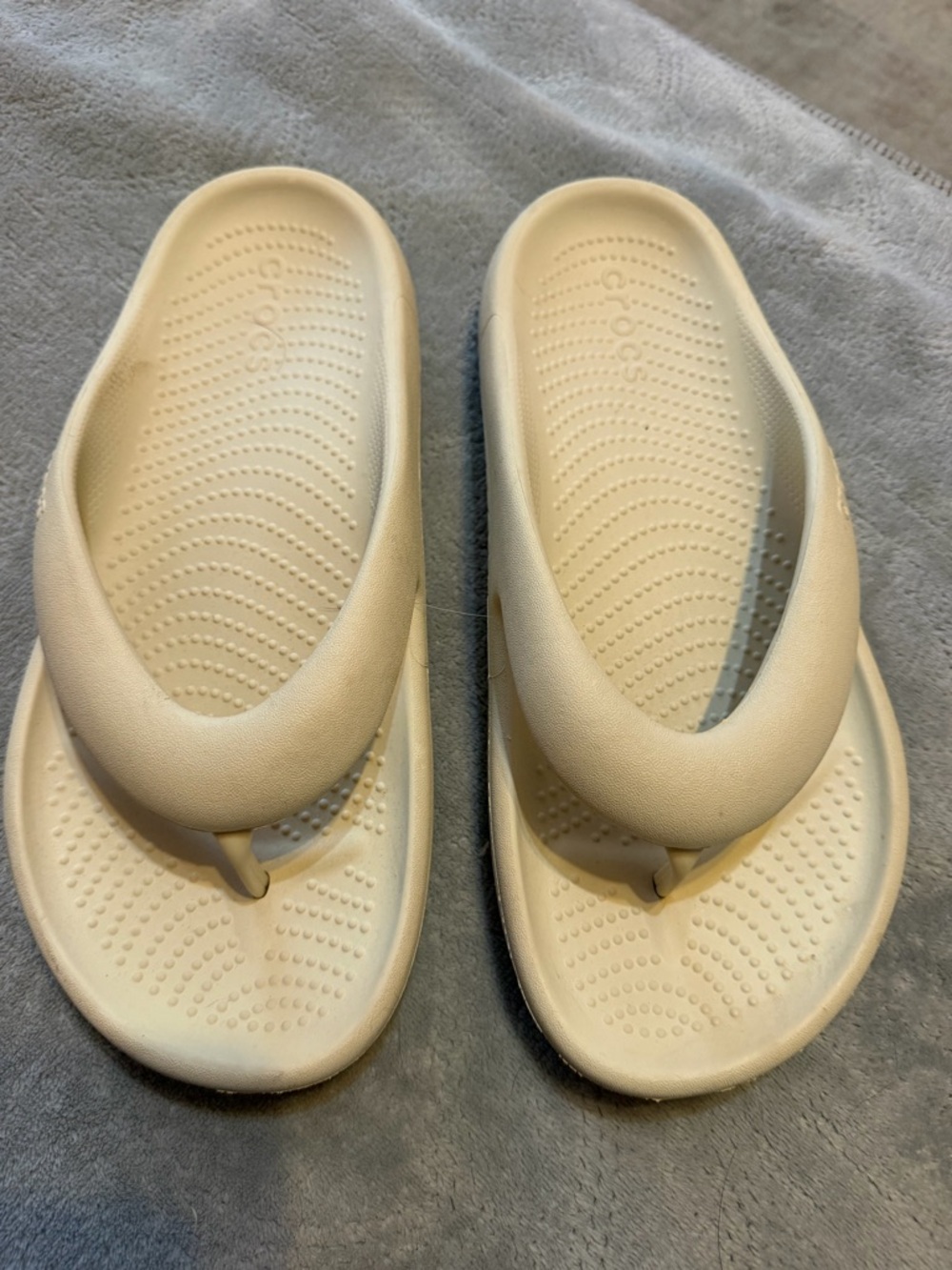 CROCS Beige Foam Flip Sandals Men’s 10 and‎ Women’s 12